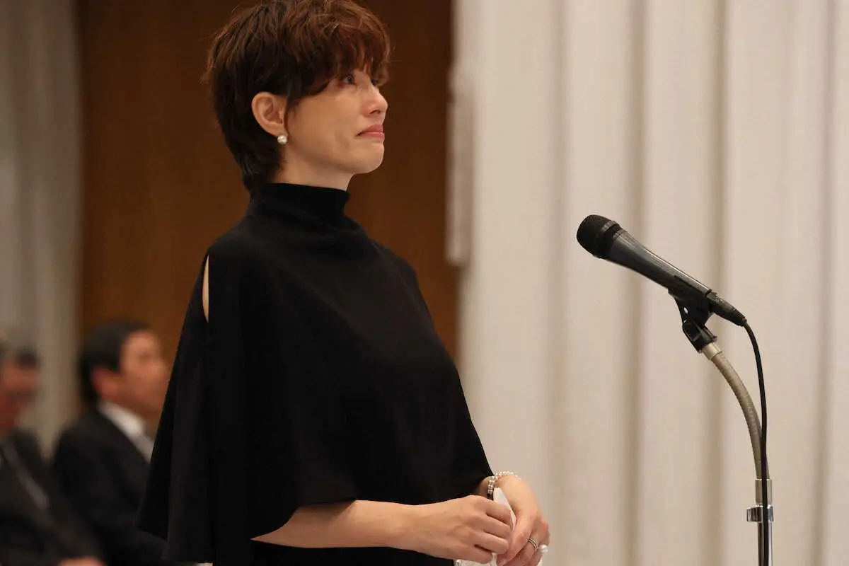 【画像・写真】米倉涼子　西田敏行さんお別れの会　弔辞で涙「目指したい存在ナンバーワン」「大好きだよ」