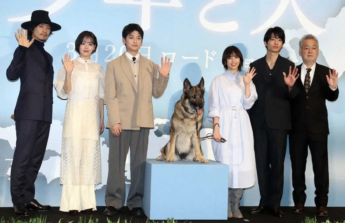 【画像・写真】映画「少年と犬」の完成披露試写会に出席した（左から）斎藤工、伊原六花、高橋文哉、さくら、西野七瀬、伊藤健太郎、瀬々敬久監督