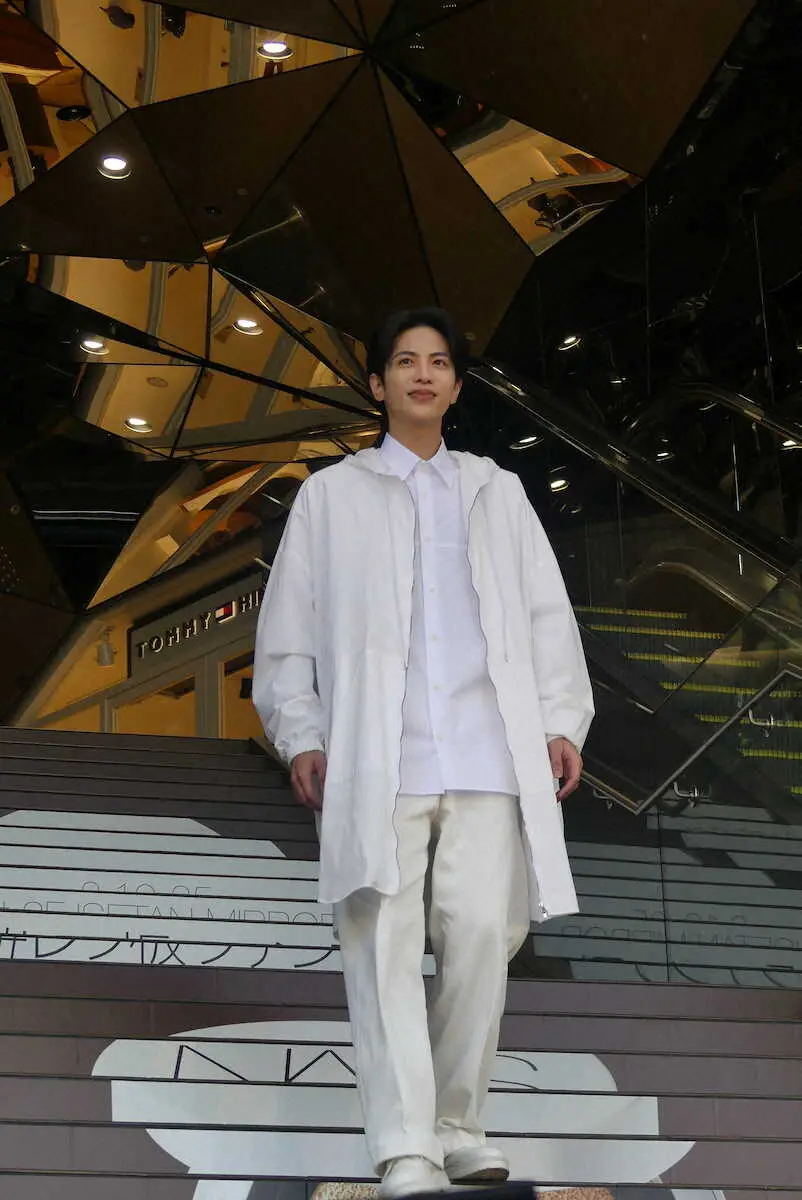 【画像・写真】志尊淳がサプライズ登場！通行人ビックリ　都内商業施設の大階段をかっ歩