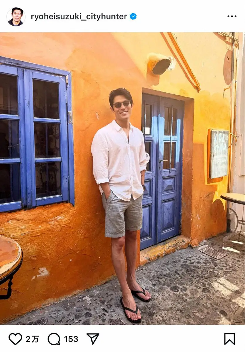 【画像・写真】鈴木亮平の美脚にファンくぎ付け！　ギリシャでのオフショに「画になる」「ステキ」「眼福」「さわやか」