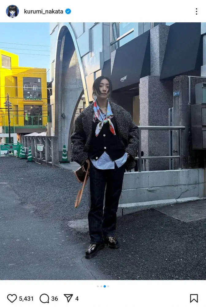 【画像・写真】浅野忠信18歳年下妻「11年目の記念日でした」プレゼントのスカーフコーデに「めっちゃいい」「憧れ」