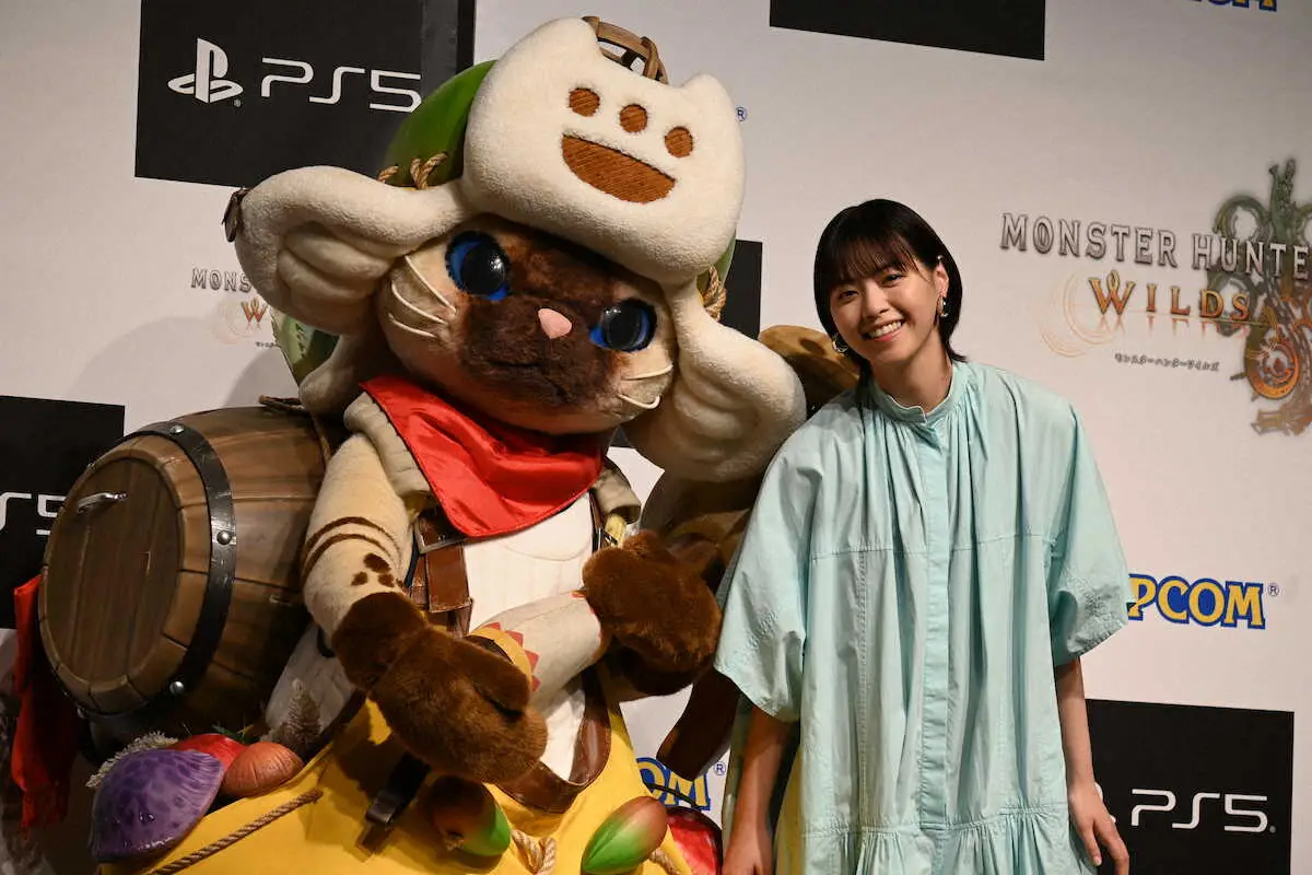 【画像・写真】西野七瀬が大興奮！「笑っちゃいますね」　“モンハン”のアイテム「大タル爆弾」実寸大に仰天！