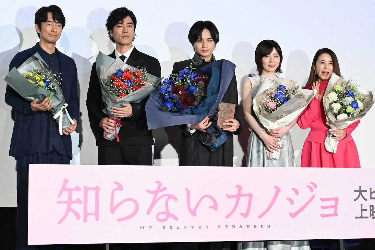 【画像・写真】中島健人　「本当に自然体で美しい」絶賛の共演女優に花束のサプライズ　花言葉明かし「ふさわしいかなと」