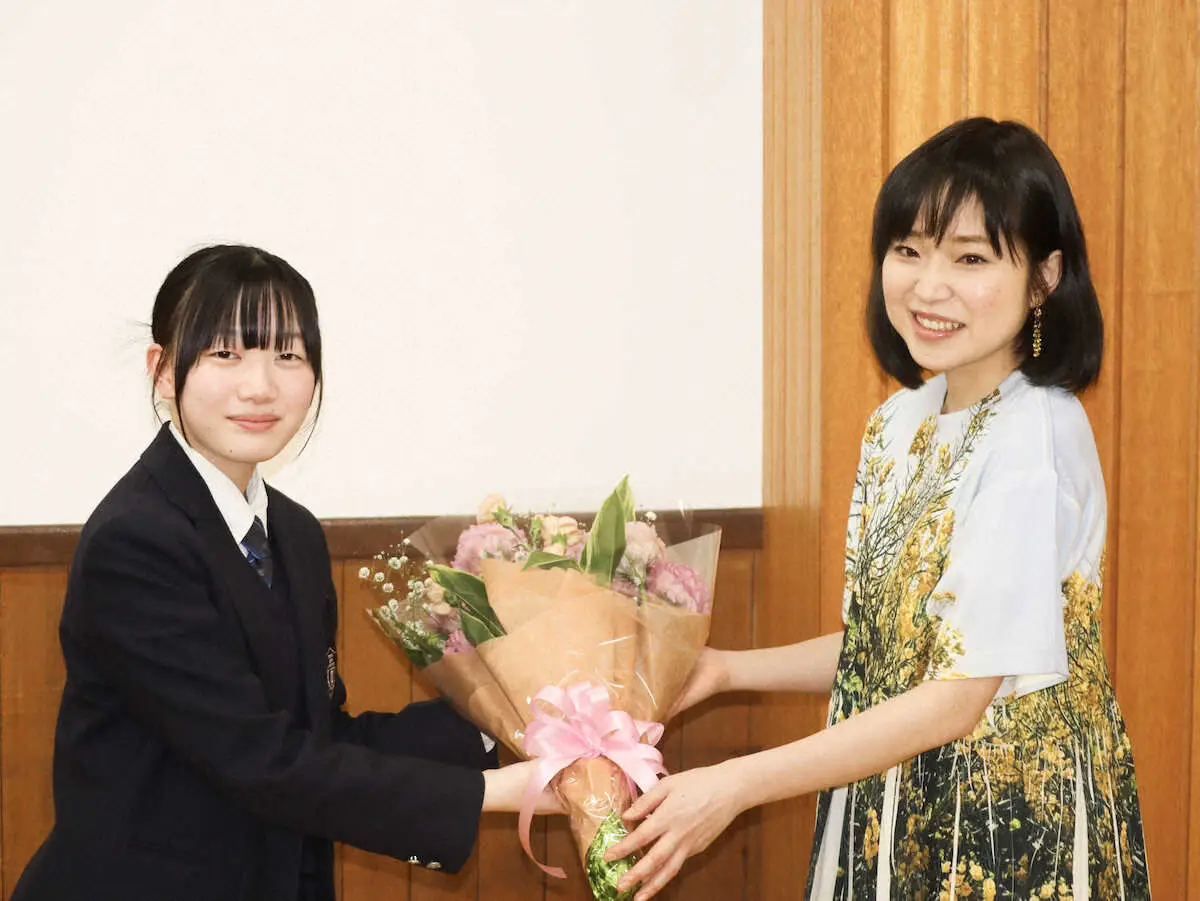 【画像・写真】川嶋あい　来年度90周年で共学化となる女子高で「卒業サプライズライブ」を実施
