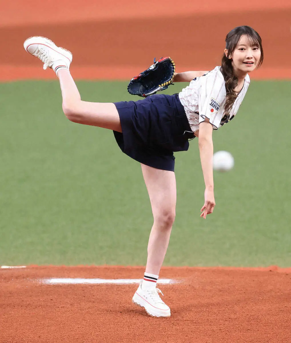 【画像・写真】侍ジャパンシリーズ＜日本・オランダ＞始球式に登場した乃木坂46の黒見明香（撮影・岸　良祐）