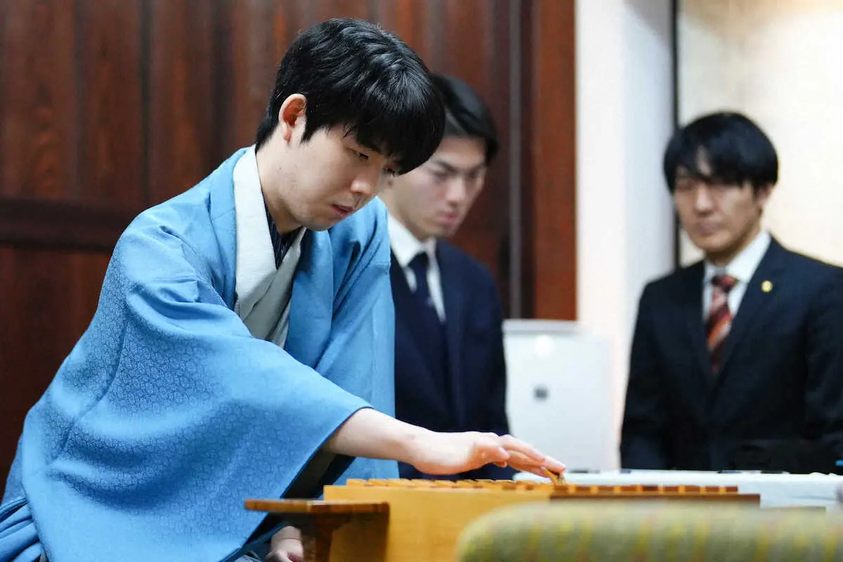 【画像・写真】王将戦第5局対局開始　藤井王将が公式戦で初の2手目△3四歩　控室どよめき