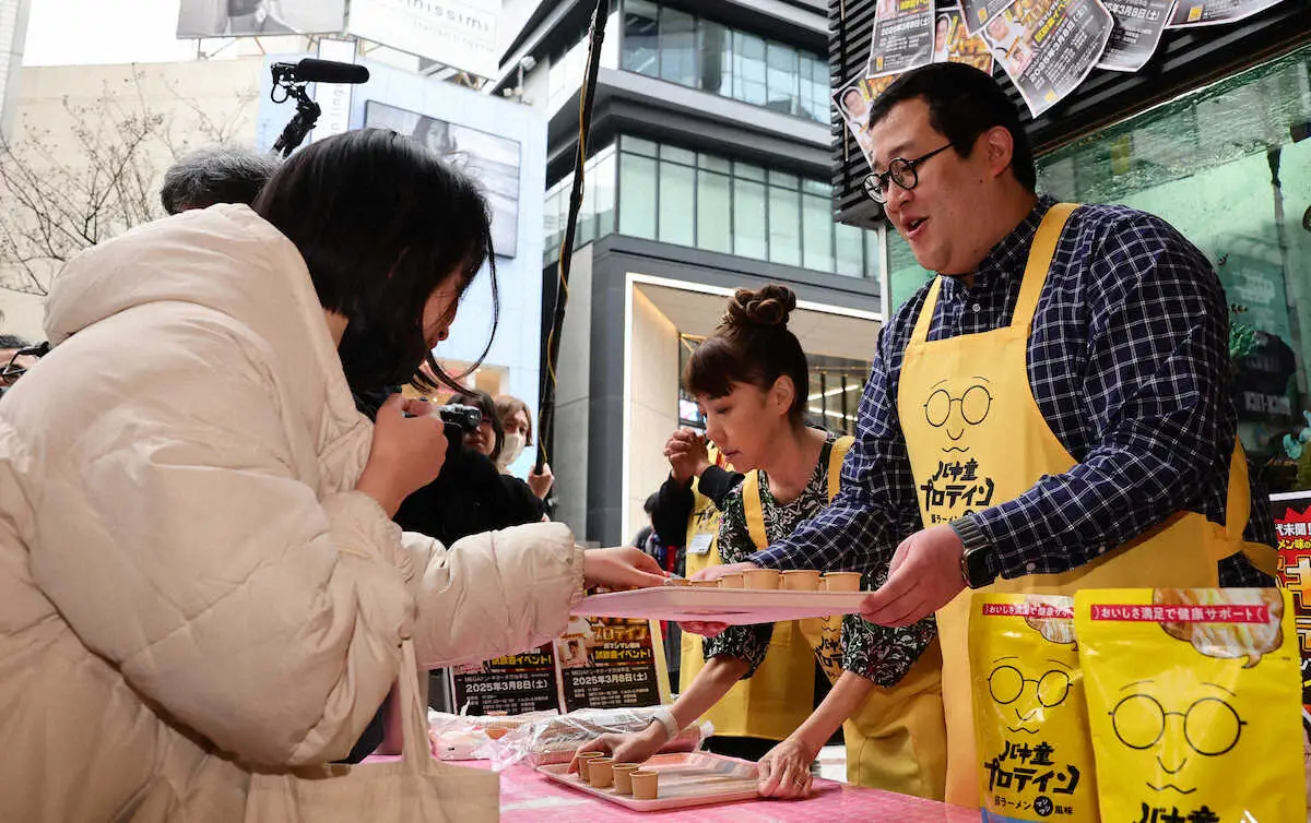 【画像・写真】バキ売れ!!豚ラーメン味「バキ童プロテイン」試飲会大盛況　太田光代社長「良い感じの味」ぐんぴぃも…