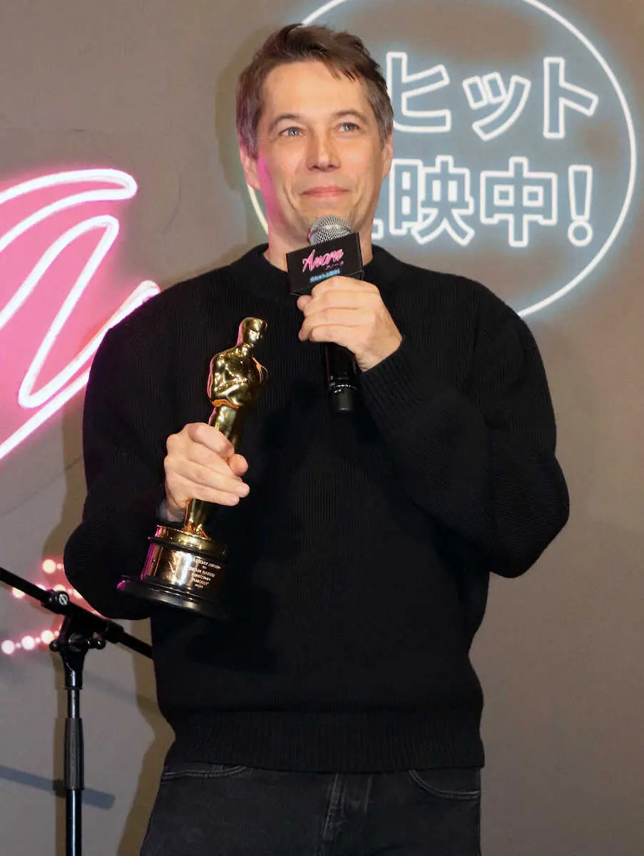 【画像・写真】ベイカー監督　梶芽衣子から花束に感無量　米アカデミー賞5部門「ANORA　アノーラ」舞台あいさつ