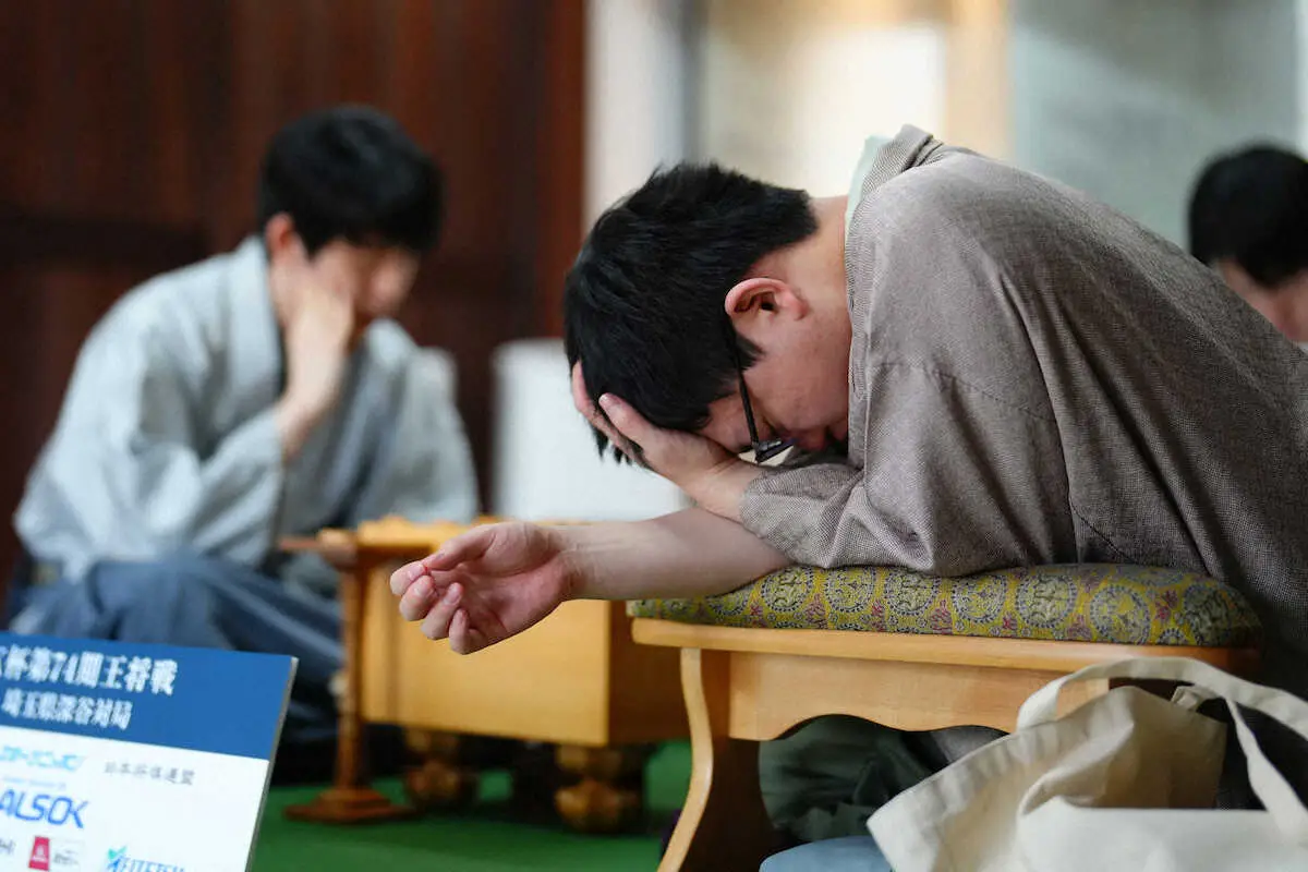 【画像・写真】【王将戦】藤井王将VS永瀬九段　永瀬九段は両手を床についてうなだれ…投了　第5局第2日ドキュメント