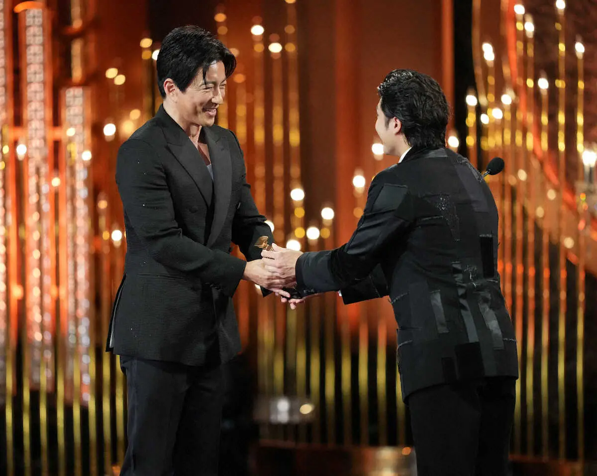 【画像・写真】【日本アカデミー賞】「キングダム」大沢たかお　最優秀助演男優賞に“王騎の笑顔”山崎賢人とガッチリ握手
