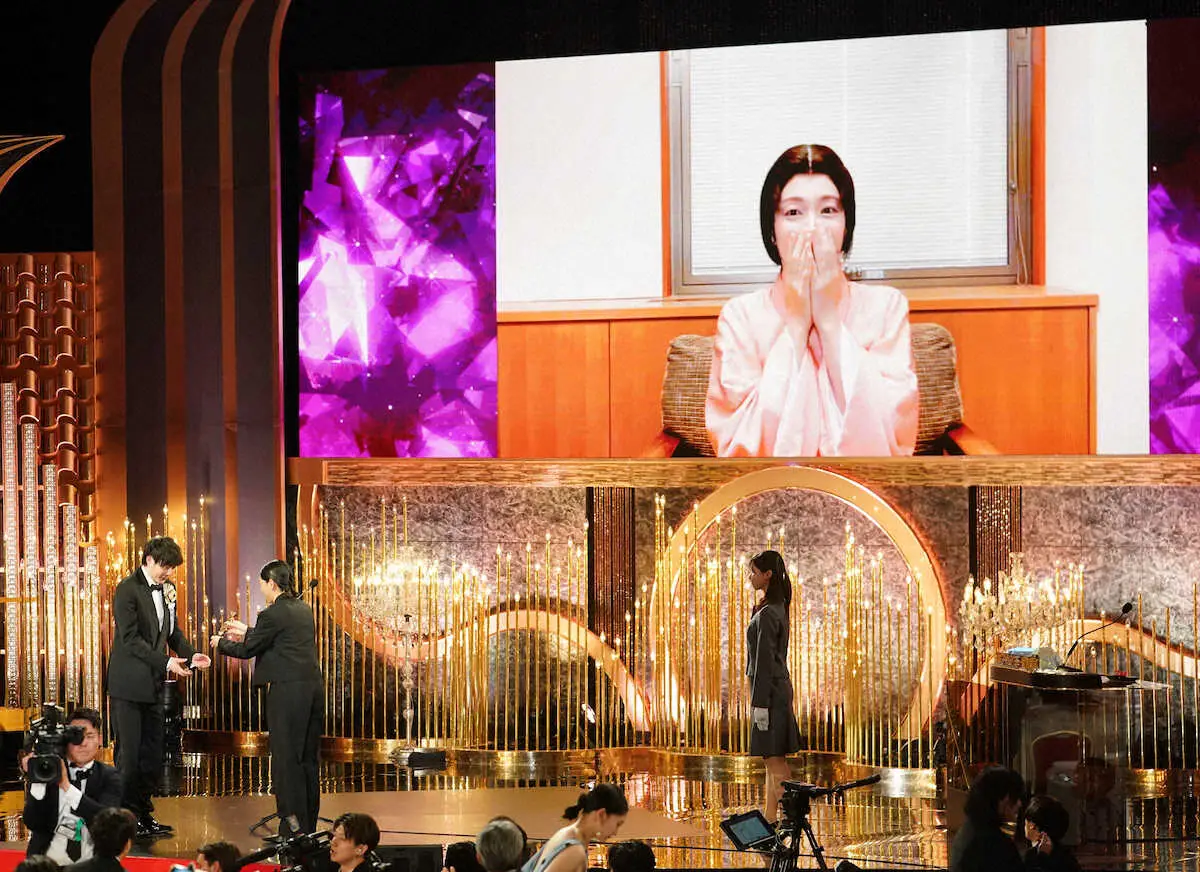 【画像・写真】【日本アカデミー賞】吉岡里帆「本当にびっくりしすぎて…」目を見開き顔覆う　「正体」で最優秀助演女優賞