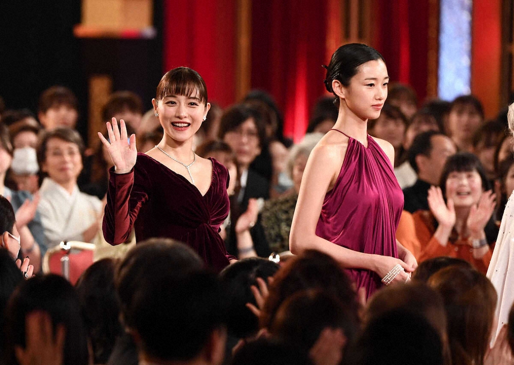 石原さとみ第2子妊娠発表後初の公の場 おなかふっくら 幸せ笑顔「日本 