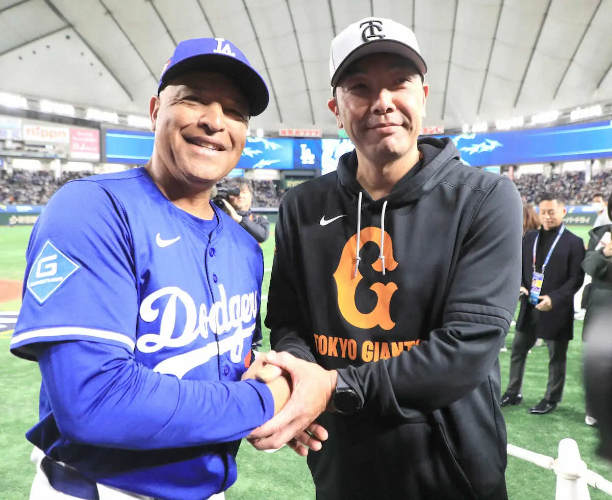 【画像・写真】＜巨人・ドジャース＞握手を交わすドジャース・ロバーツ監督（左）と巨人・阿部監督（撮影・篠原岳夫）