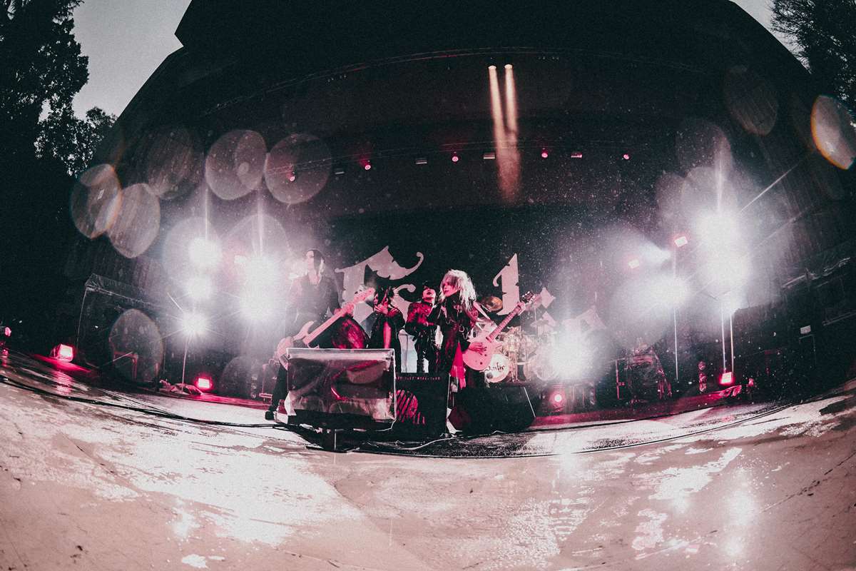 【画像・写真1枚目】「止まっていた時間が一気に流れ込んできた」――Sadie真緒×剣　雨中の抱擁に秘めた真実