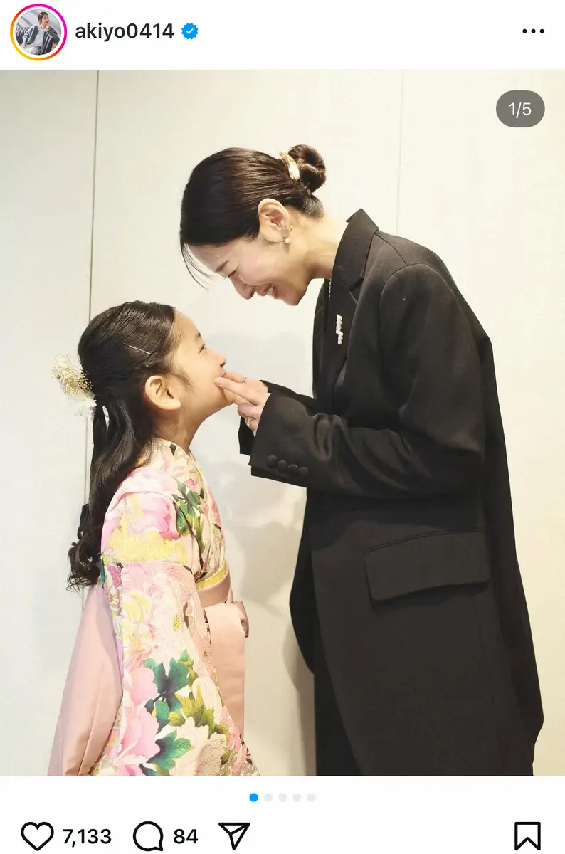 【画像・写真】吉田明世アナ　保育園の卒園式に出席　袴姿の長女に「まるでタカラジェンヌ」「凛とされた姿に感動」の声