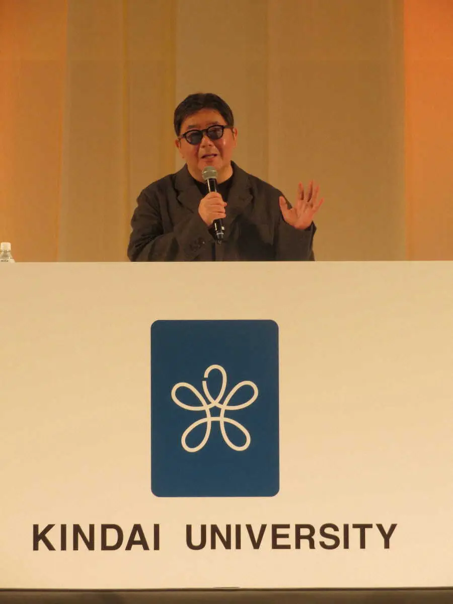 【画像・写真】近大卒業式　サプライズゲストに秋元康氏「直感で“いい”と思った方に全力で走れ」