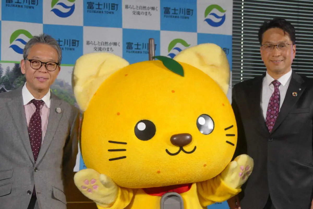 【画像・写真】フォトセッションに臨む（左から）菅井敦社長、ゆずにゃん、望月利樹町長