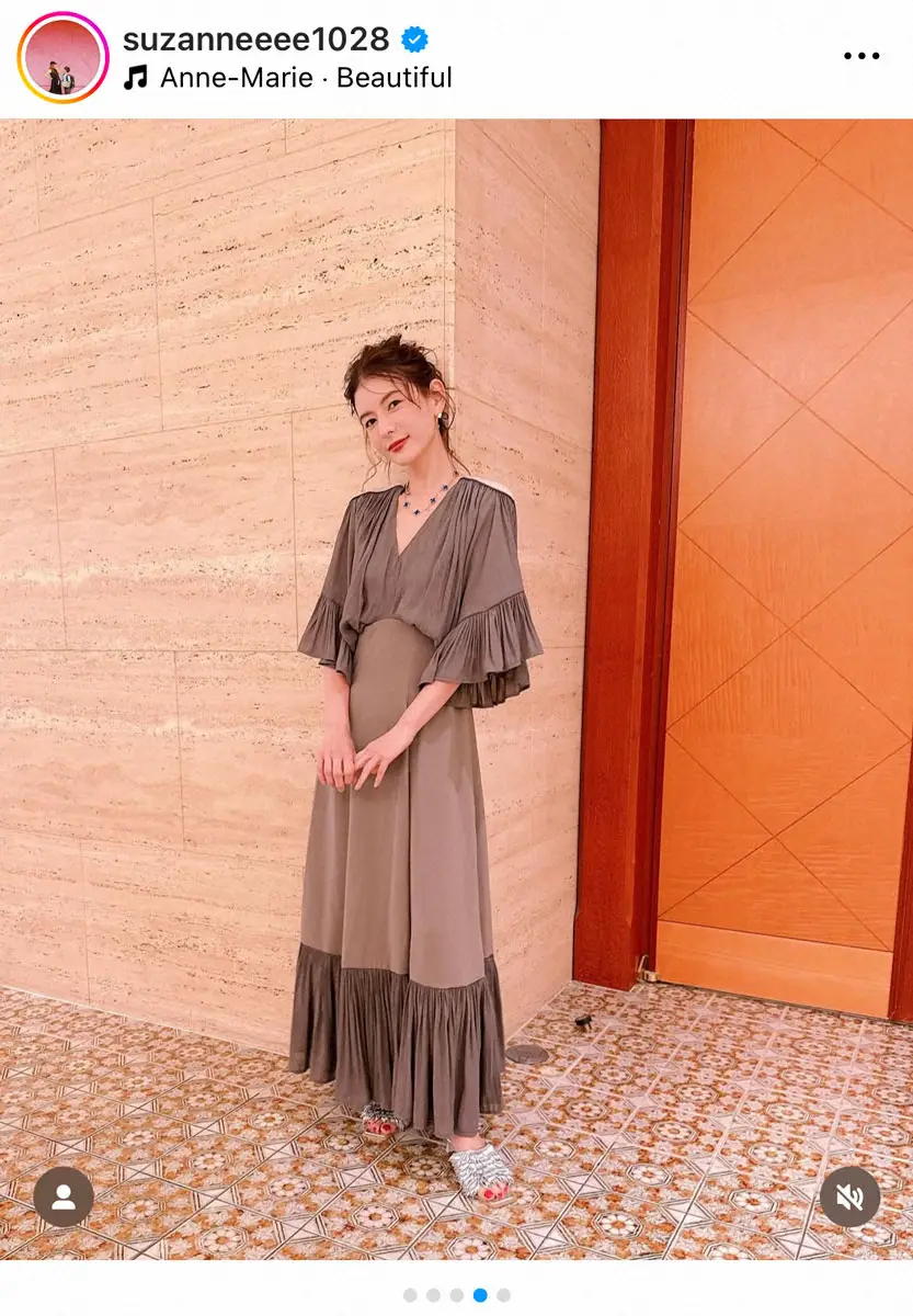 【画像・写真】スザンヌ　「背中ぱっくり一張羅わんぴーす」で美背中大胆披露　「お姫様」「とってもセクシー」の声
