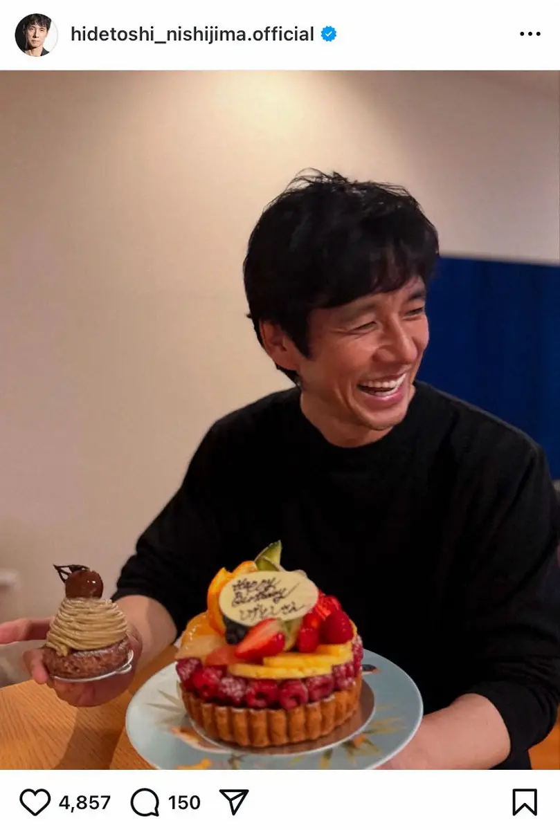【画像・写真】西島秀俊　54歳誕生日は両手にケーキで満面の笑み、ファン祝福「おいしそう」「幸せそう」の声