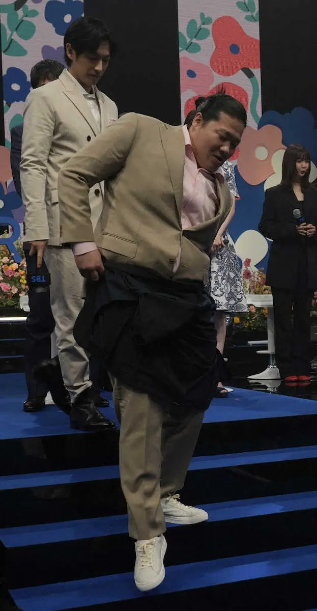 【画像・写真】一ノ瀬ワタル　股割り披露もズボンが破れるハプニング　“妻”多部未華子「映しちゃダメ」とフォロー