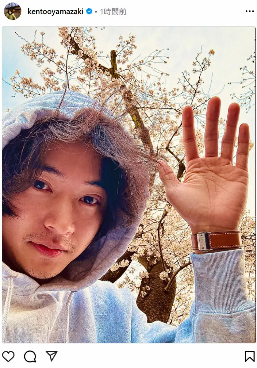 【画像・写真】山崎賢人　花見“自撮り”にファン大興奮、大きな手が注目集め「手相がくっきり」「手も好き」の声
