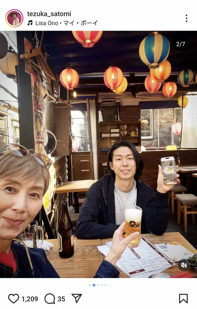 【画像・写真】手塚理美　「久しぶりに次男と食事を」俳優・手塚日南人との仲良しショットに「最高ですね」の声