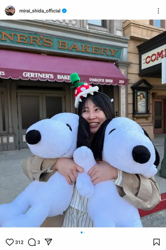 【画像・写真】「デビュー1年の感謝の気持ち」31歳人気女優の“記念日ショット”に「可愛いすぎる」「長く続けて」