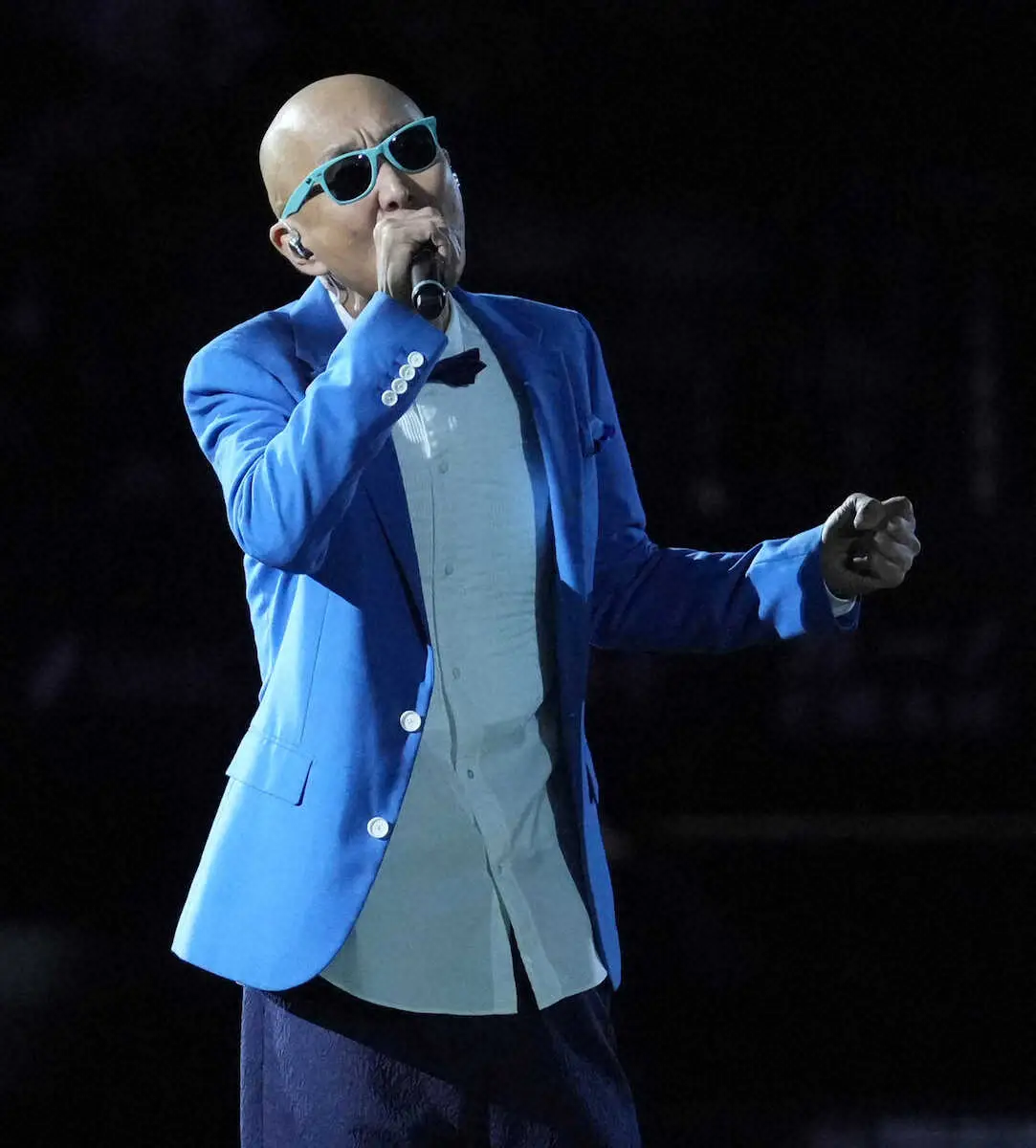 【画像・写真】＜日・ソ＞試合前に熱唱するサンプラザ中野くん（撮影・高橋　茂夫）