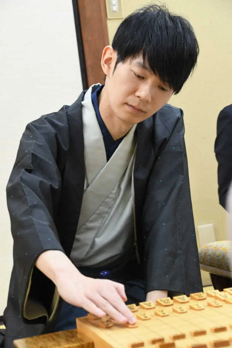 【画像・写真】斎藤八段　高飛車に構えて積極的布陣　藤井王将不在、伊藤叡王との第1局始まる　昼休までに38手