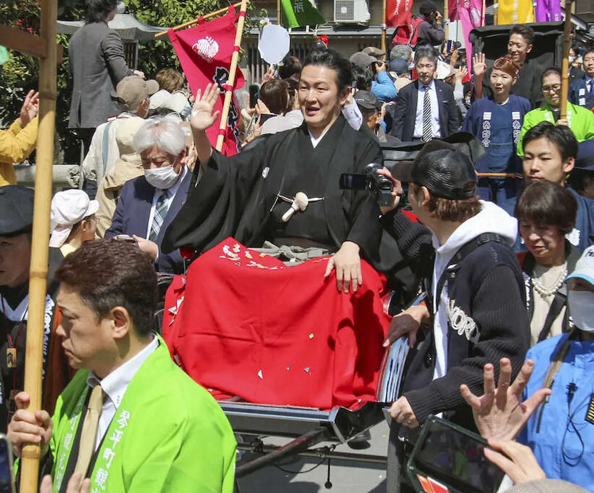【画像・写真】中村獅童　長男・陽喜、次男・夏幹と親子で人力車　4日開幕「四国こんぴら歌舞伎大芝居」お練り