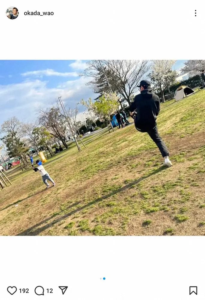 【画像・写真】愛娘が新婚の人気芸人「息子と公園で大好きな野球」2児と遊ぶ家族写真に「ぼくの理想」の声