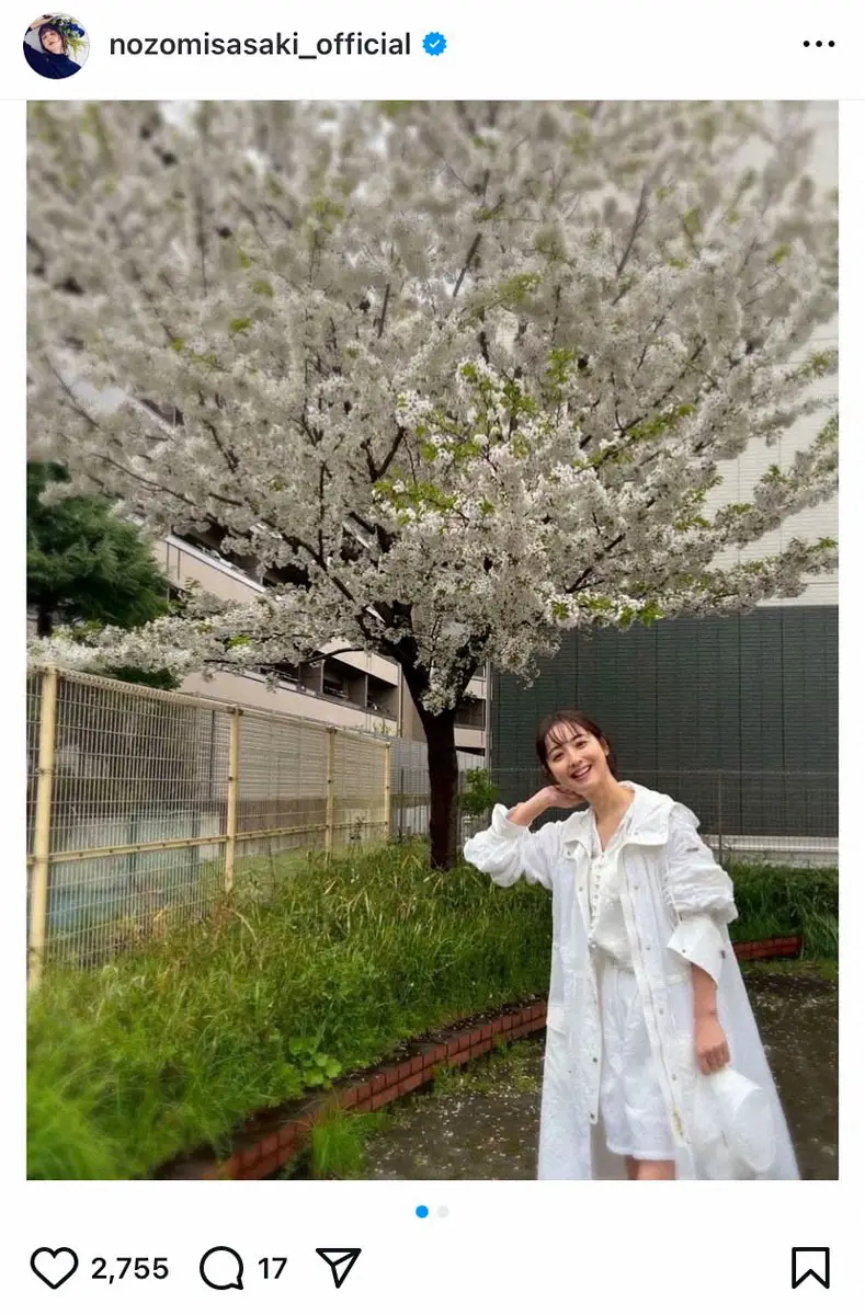 【画像・写真】37歳・佐々木希　白のワントーンコーデで桜ショット、ファン絶賛「美しい」「ブラボー」の声