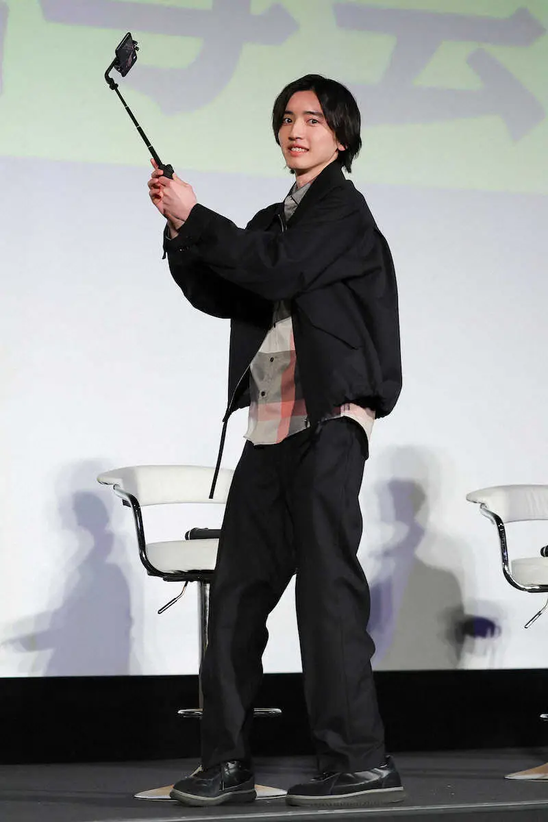 【画像・写真】＜TBS日曜劇場「キャスター」制作発表会見＞自撮り棒を手に登場した道枝駿佑（撮影・藤山　由理）