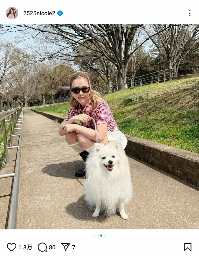 【画像・写真】「こんな子歩いてたら振り返る」27歳人気モデルのミニスカお散歩コーデに「脚長ーーい」「可愛い」