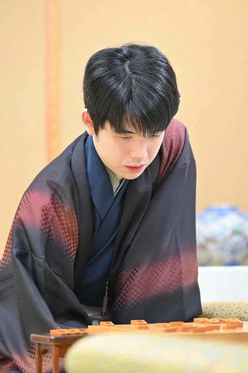 【画像・写真】藤井名人　昼休前に1時間53分の長考　遠見の角を放ち、永瀬王をにらむ　86手まで進む