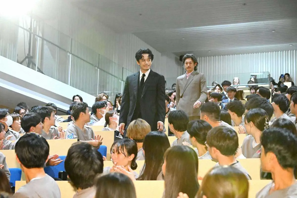 【画像・写真】小栗旬　未来の救急救命士の前にサプライズ登場　主演映画「フロントライン」PRイベント