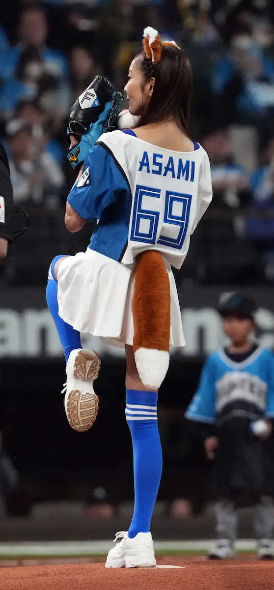 【画像・写真】熊切あさ美“キツネ”コス＆ミニスカ始球式　ノーバン逃すも豪快フォームでエスコン沸かせた