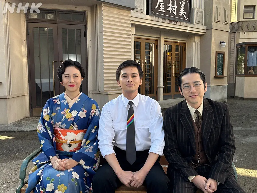 【画像・写真】連続テレビ小説「あんぱん」。（左から）柳井登美子役の松嶋菜々子、柳井嵩役の北村匠海、柳井清役の二宮和也が奇跡の親子3ショットを披露…番組公式X（@asadora_nhk）から
