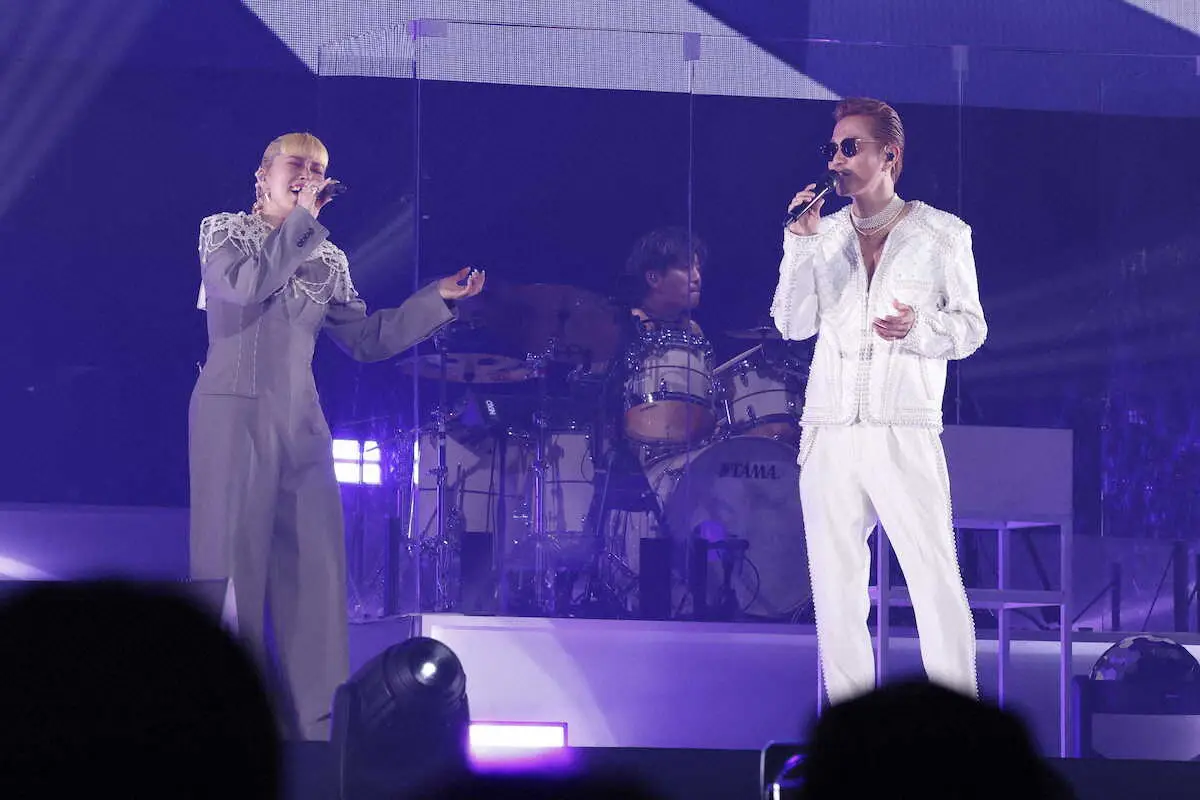 【画像・写真】843日ぶりにステージ復帰したEXILEのATSUSHI(右)とサプライズ登場したAI