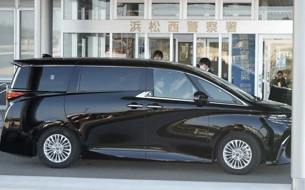 【画像・写真】釈放された広末涼子を乗せ浜松西署を後にする（撮影・郡司　修）