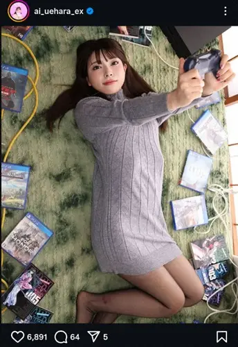 【画像・写真】上原亜衣　ニットのミニワンピ“寝転びショット”公開に「めちゃくちゃいい感じ」「超カワイイ」