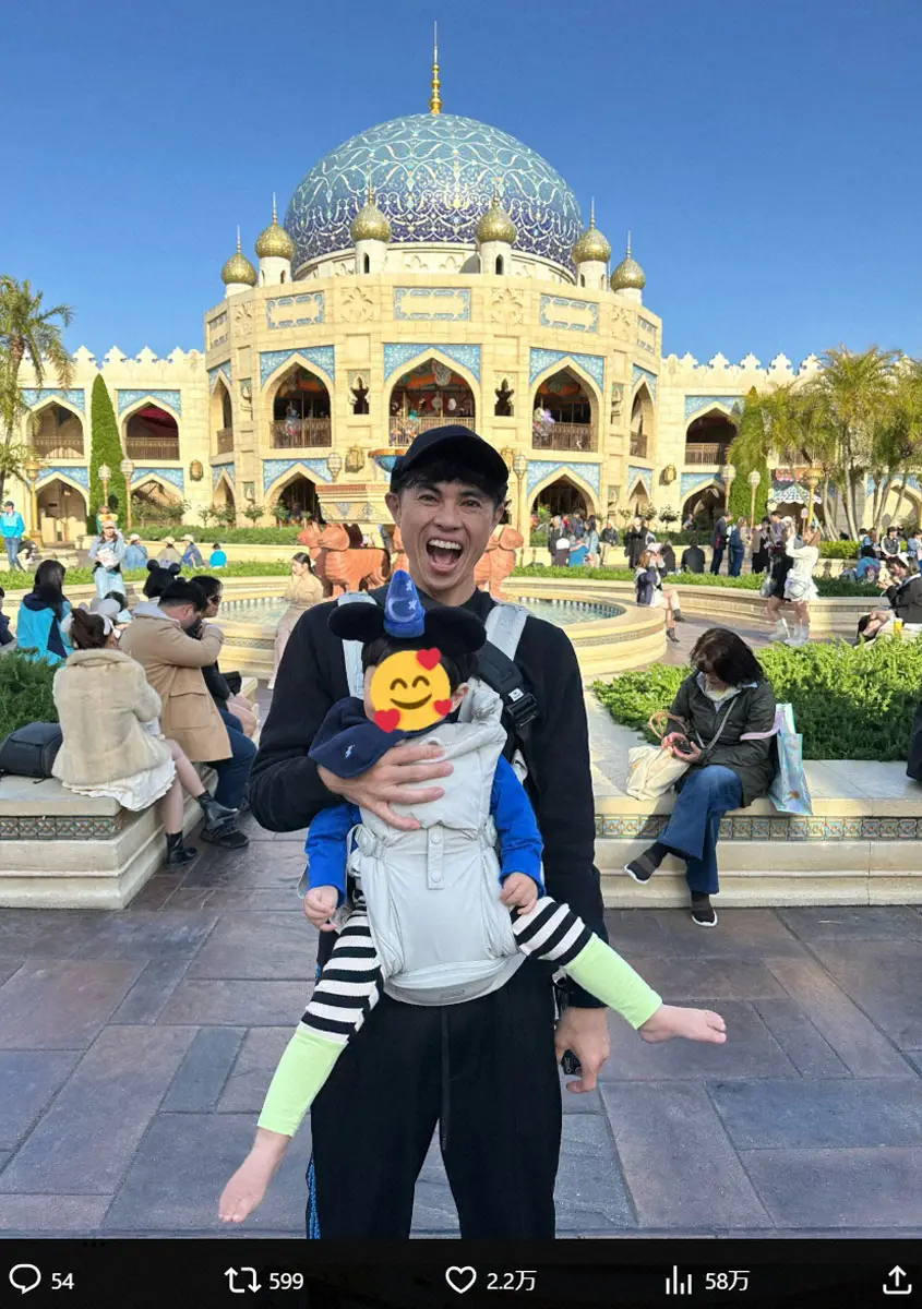 【画像・写真】小島よしお　1歳長男の初ディズニーシー2ショット、フォロワー熱視線の「足ピーン」にコメント続々