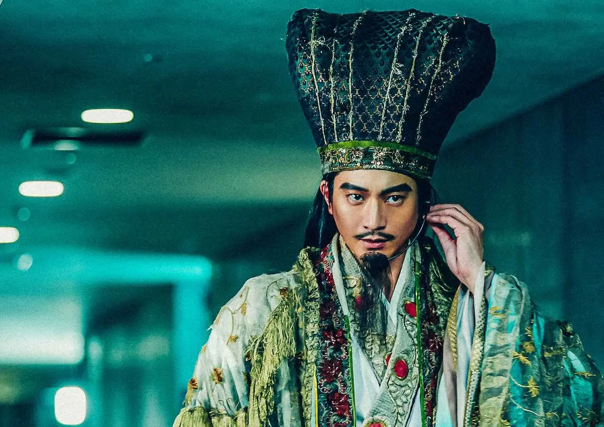 【画像・写真】向井理　「一人だけ大河ドラマの世界にいるような」演技を心がけた　25日公開映画「パリピ孔明…」主演