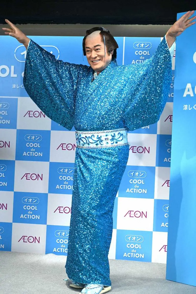 【画像・写真】松平健　涼しげ“ブルーサンバ”披露！　「おかげさまで忙しく」芸能活動50年　日課はウォーキング