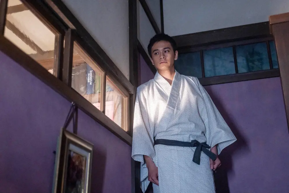 【画像・写真】連続テレビ小説「あんぱん」第16話。柳井嵩（北村匠海）は柳井寛の書斎からの話し声を立ち聞きし…（C）NHK