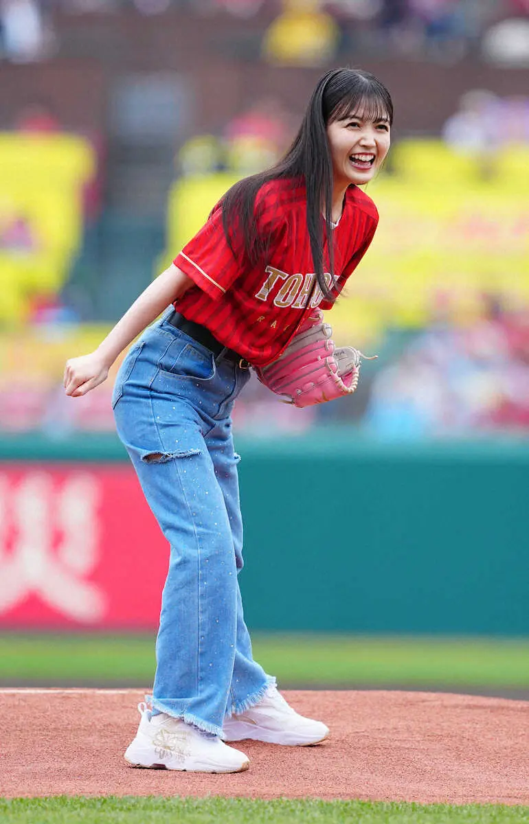 【画像・写真】乃木坂46の久保史緒里がセレモニアルピッチに登場　こん身の1球は惜しくもワンバウンド