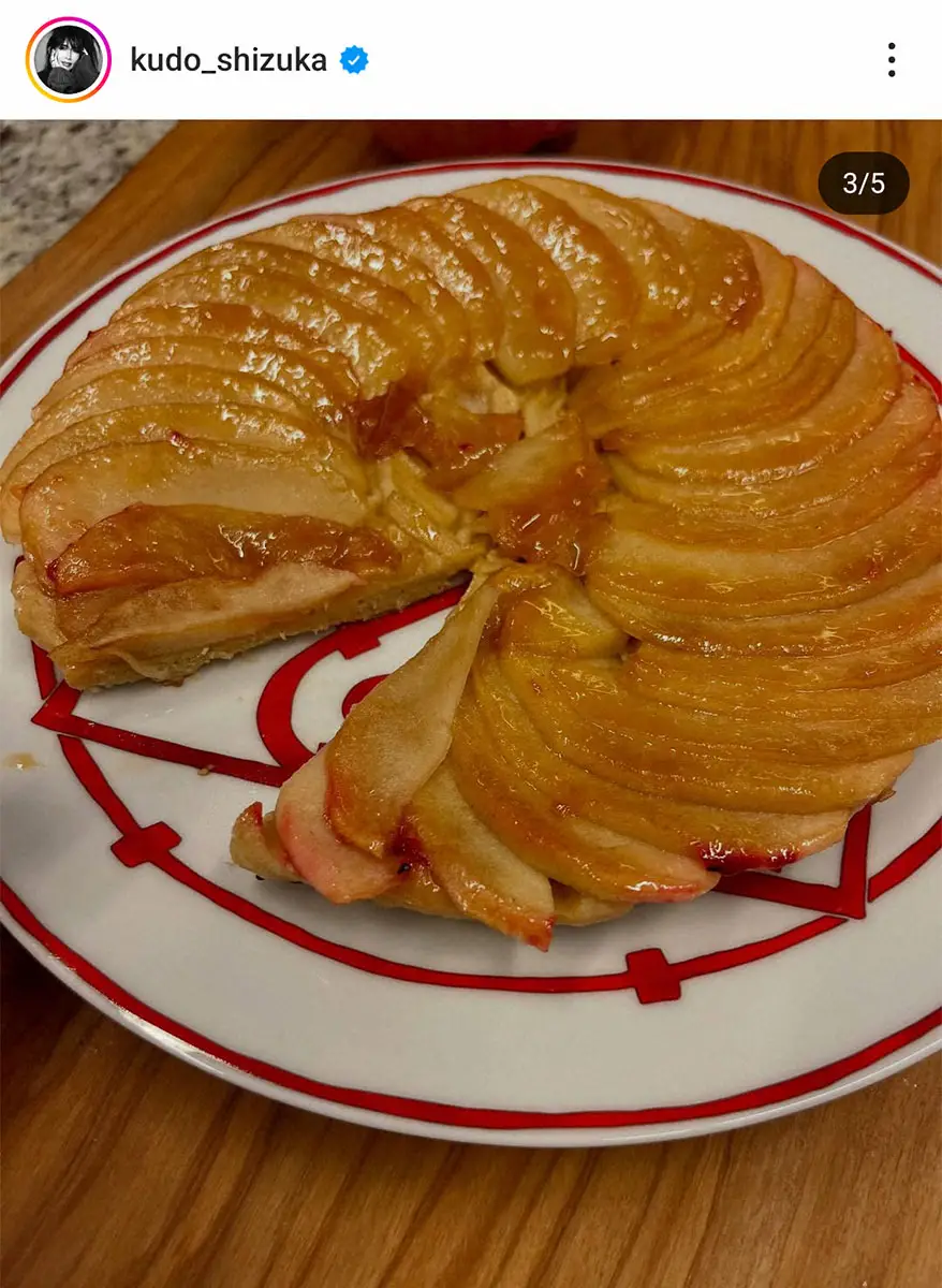 【画像・写真】工藤静香　フライパンで作る焼きリンゴのスイーツのレシピ披露「頑張って両面を焼きました！」