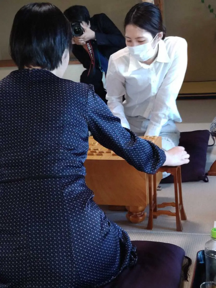 【画像・写真】女流王位戦　伊藤女流四段が西山朋佳女流3冠の“代役出場”で福間香奈女流王位に先勝