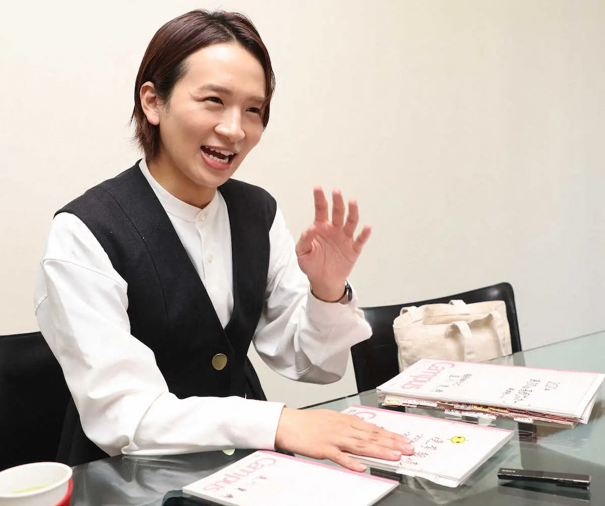 【画像・写真】＜直川貴博インタビュー＞福島中央テレビ時代に書きためた取材ノートを見る直川貴博　（撮影・村上　大輔）