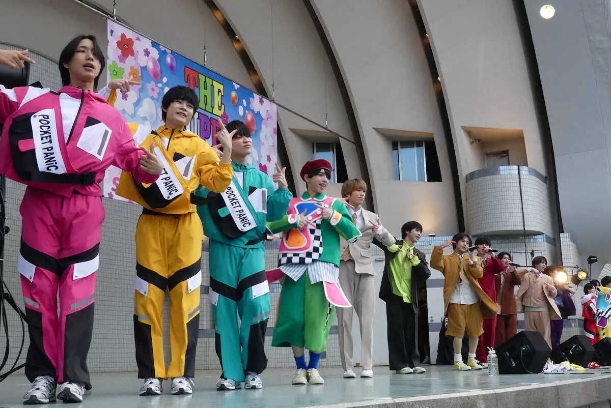 【画像・写真】「THE　SUPER　FRUIT」　フリーライブで後輩と「チグハグ」熱唱